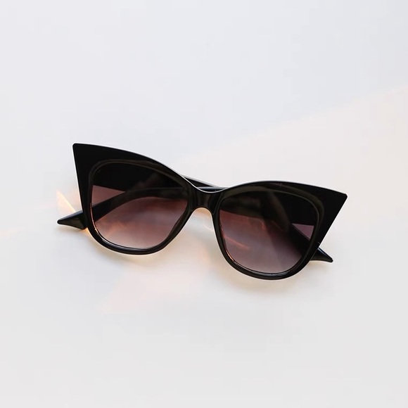 Accessories - Gorgeous cat eyes sunglasses